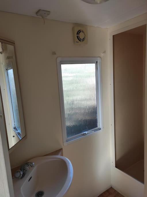 Mobil-Home Dans Un Beau Cadre A 15 Km Des Plages. Lunel  Bagian luar foto